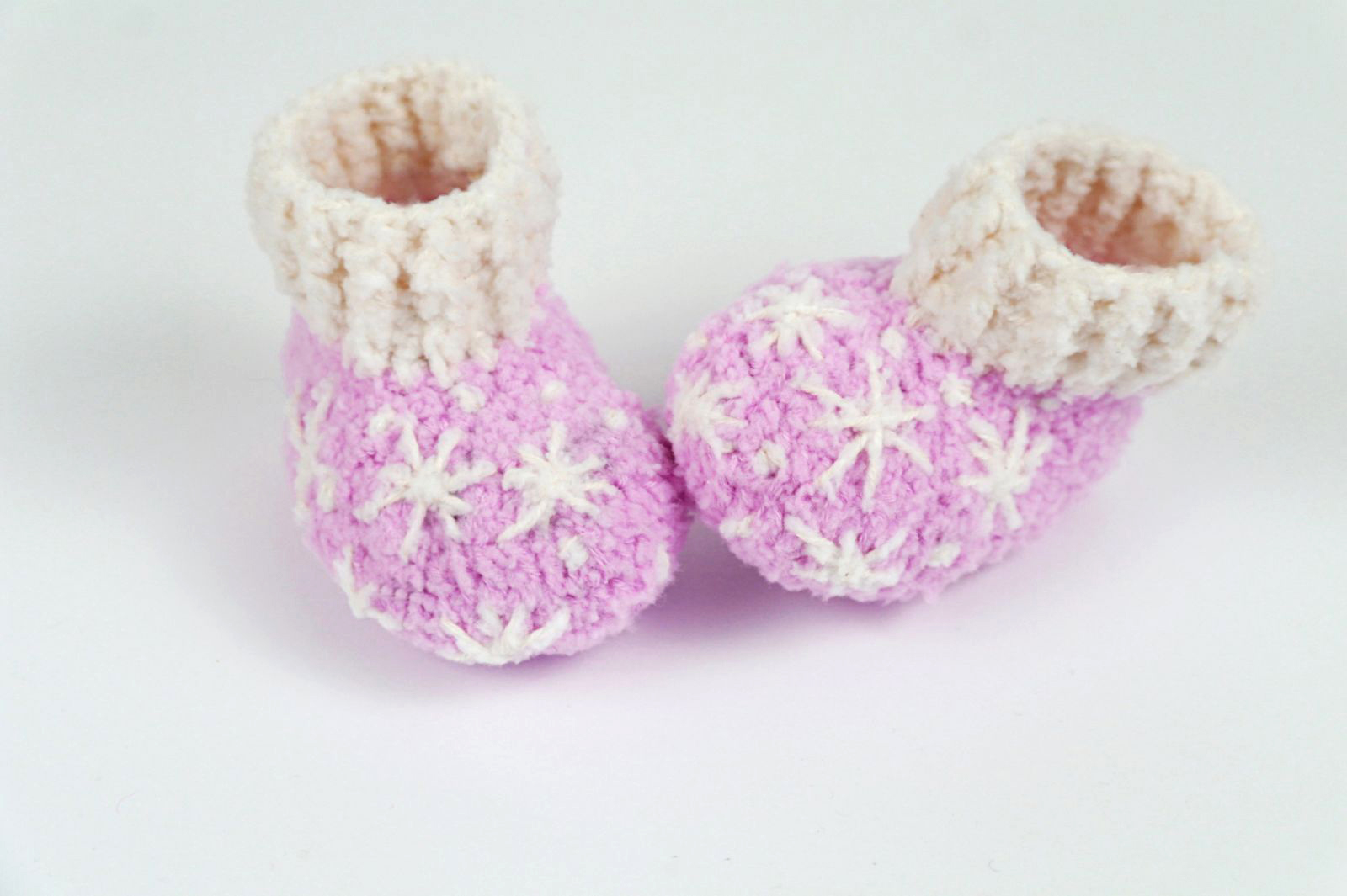 Free Crochet Pattern Cuddly baby shoes with snowflakes