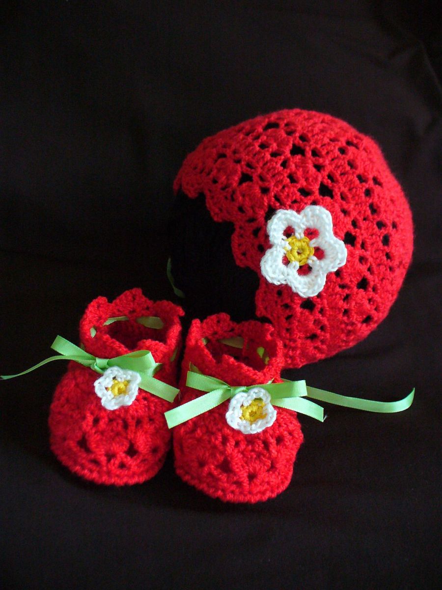 Free Crochet Pattern. Strawberry Baby Booties.