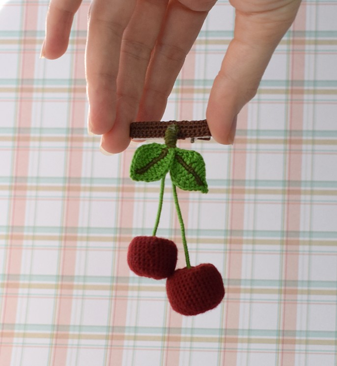 Gratis Häkelanleitung Brosche / Haarspange «Kirsche»