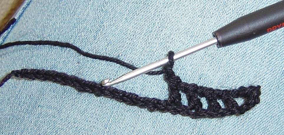 Gratis-Häkelanleitung Deko-Fliege im Lochmuster