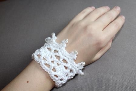 Gratis Häkelanleitung für ein Brautarmband mit Perlen verziert in Spitzenoptik