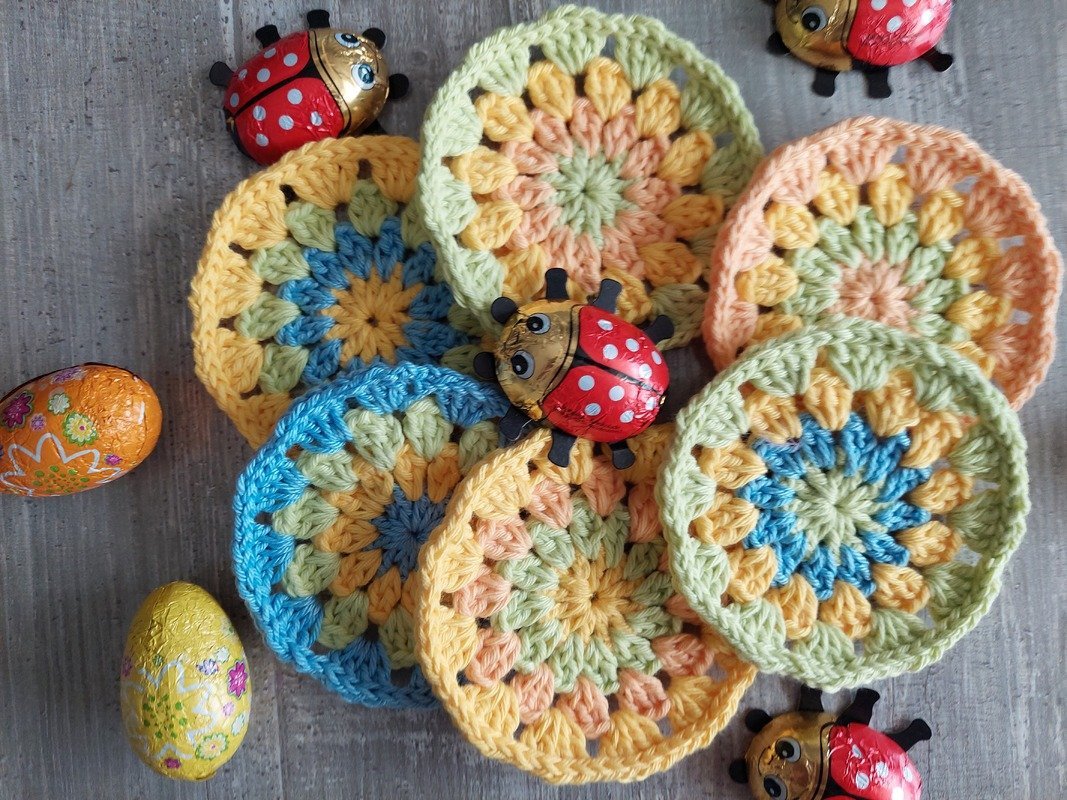Blog-Inhaltsbild für 'Buntes Oster-Set häkeln: Körbchen und Untersetzer – kostenlose Anleitung'