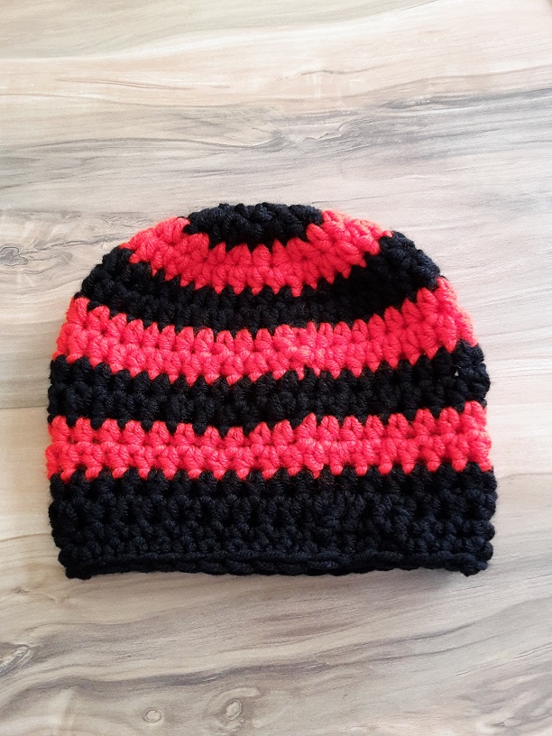 Häkelmütze in gestreiftem Muster Häkelmütze in gestreiftem Muster