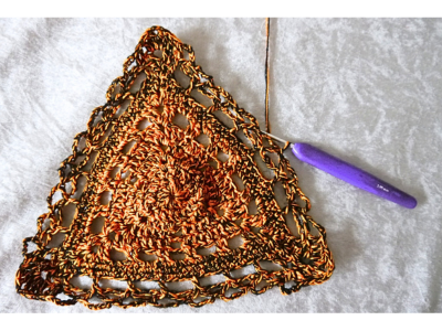 Blog content image for 'Free crochet pattern for Harowin triangular doily'