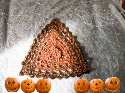 Blog-Inhaltsbild für 'Kostenlose Häkelanleitung für Dreiecksdeckchen Harowin'