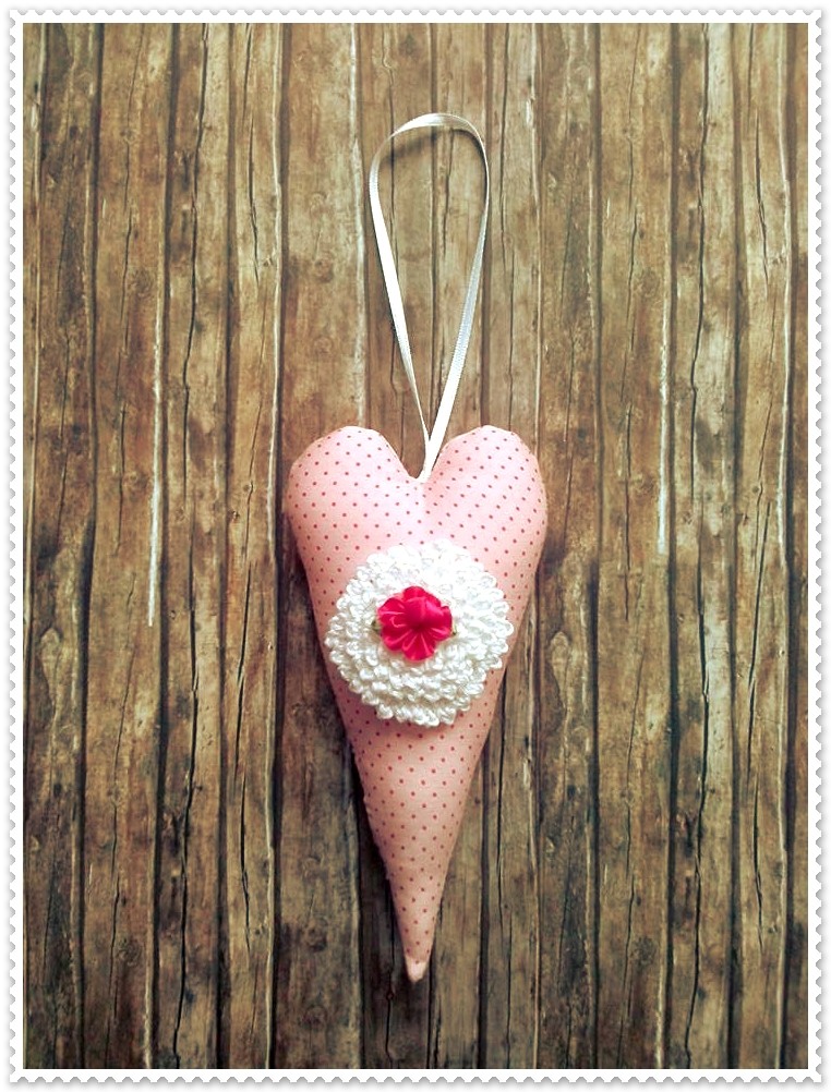 Herzanhänger aus Stoff mit Häkelblüte