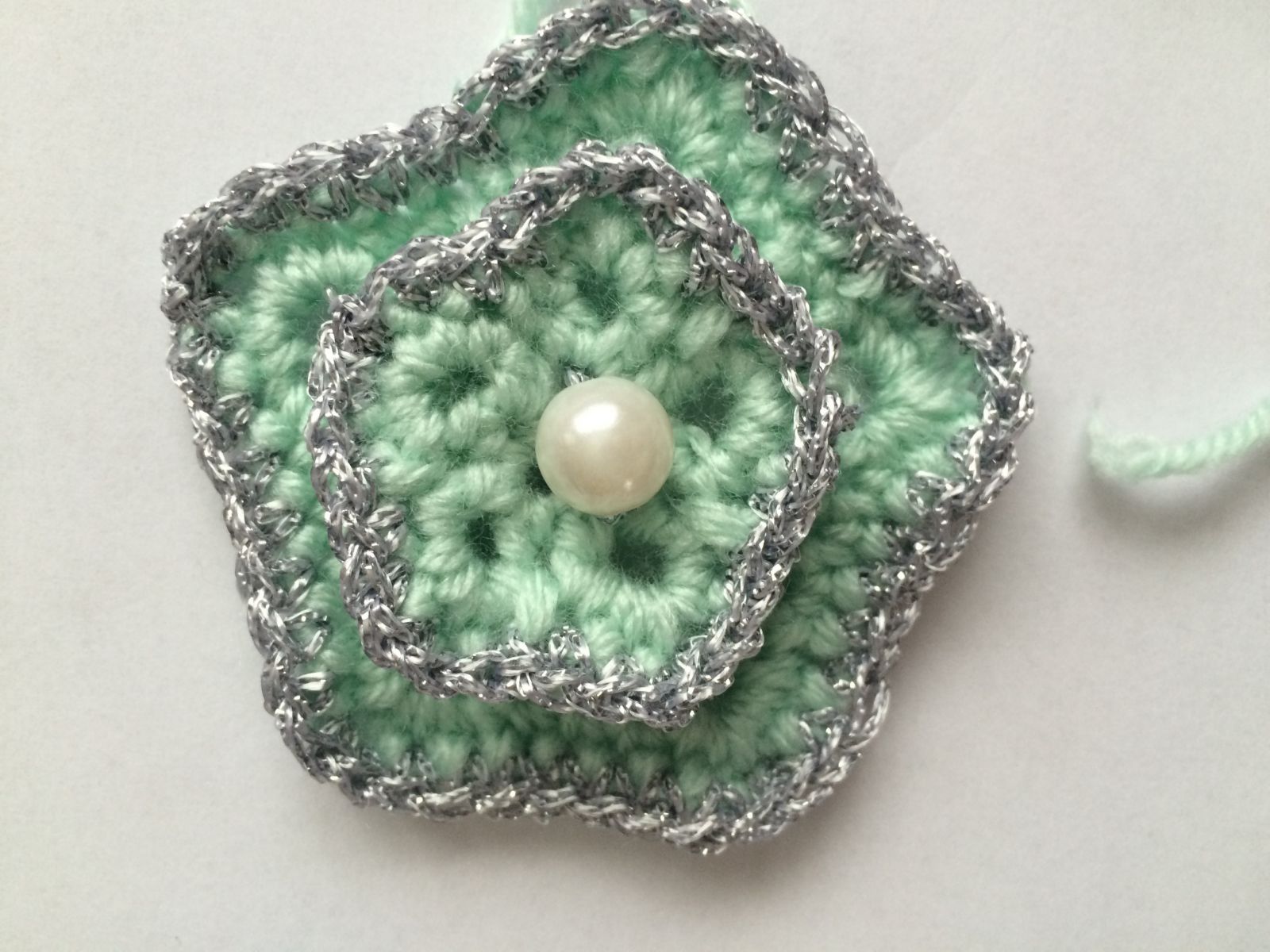 Blog-Inhaltsbild für 'Hübsche Eisblüte, kostenlose Häkelanleitung'