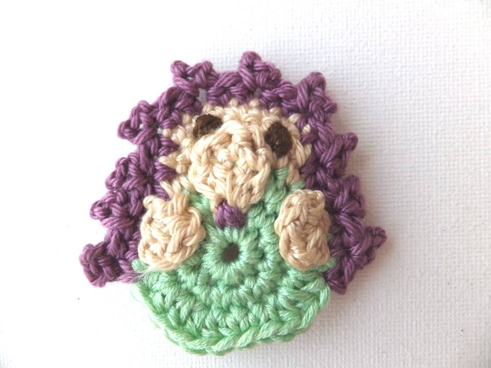 Igelchen futtert Äpfelchen - Applikation - Häkelanleitung