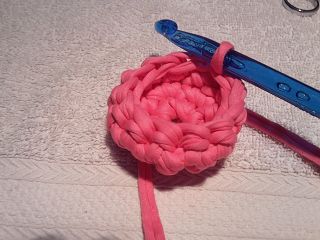 Blog-Inhaltsbild für 'Kostenlose Häkelanleitung ,Einfache Eierbecher aus Textilgarn'