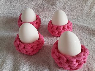 Blog-Inhaltsbild für 'Kostenlose Häkelanleitung ,Einfache Eierbecher aus Textilgarn'