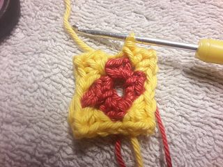 Blog-Inhaltsbild für 'Kostenlose Anleitung Schlüsselanhänger (oder Armband) aus Granny Squares'