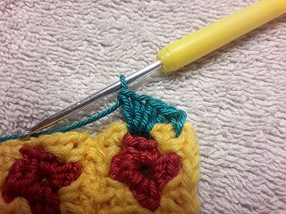 Blog-Inhaltsbild für 'Kostenlose Anleitung Schlüsselanhänger (oder Armband) aus Granny Squares'
