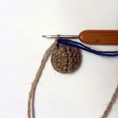 Kätzchen mit Würstchen. Kätzchen mit Würstchen.