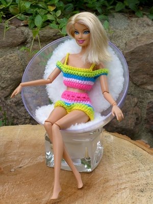 Blog-Inhaltsbild für 'Kostenlose Anleitung: Sessel und Teppich für Barbie und ihre Freundinnen'