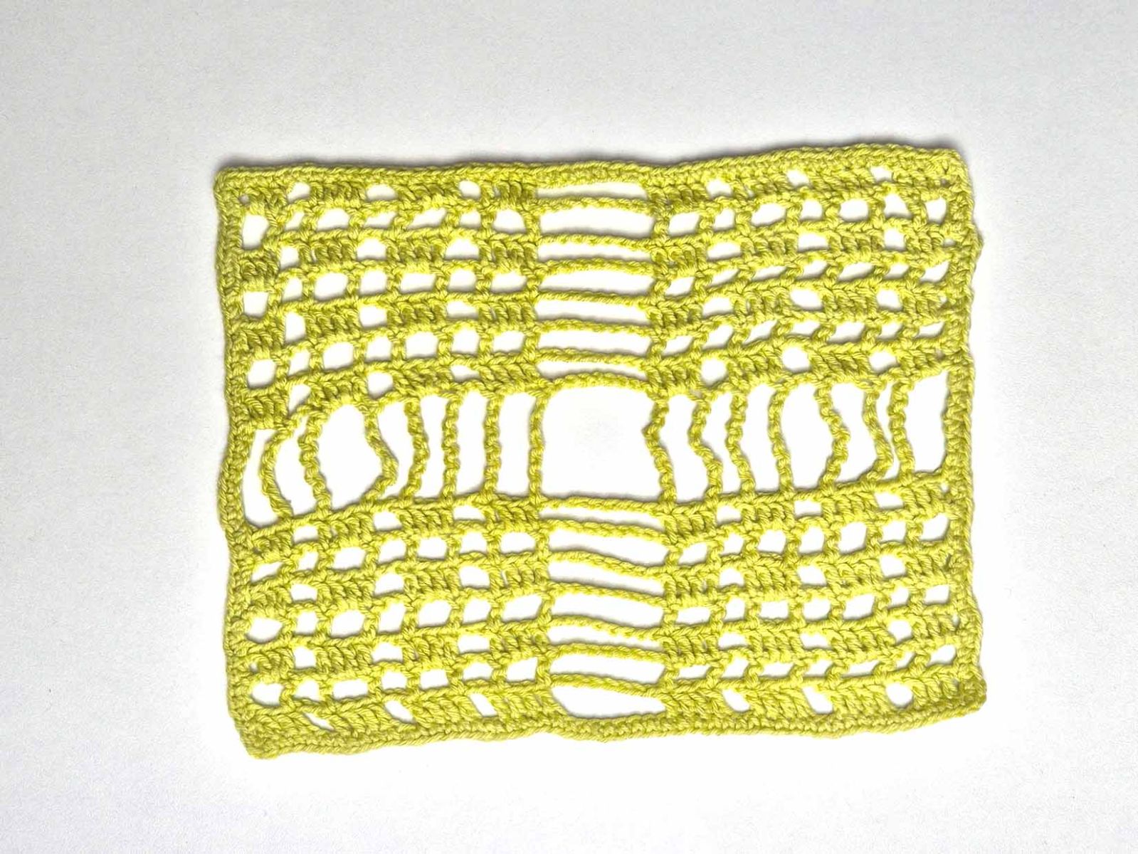 Das Bild zeigt das fertig gehäkelte Deckchen direkt nach dem Baden. Es sieht schon etwas besser aus. Doch noch nicht so, wie man sich ein Deckchen wünscht.