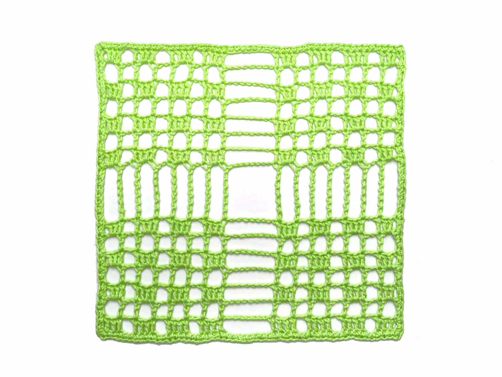In neogrün gehäkelt liegt das Häkelmuster kleinkariert vom Strickbär Björn auf einem hellen Untergrund.