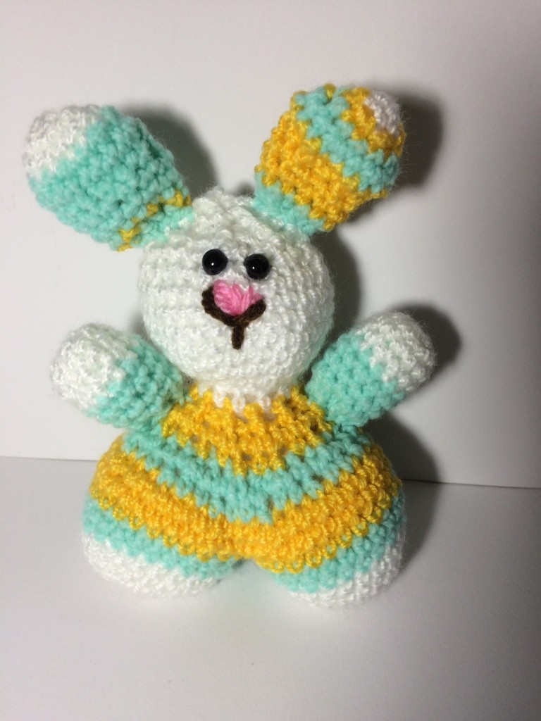 Kostenlose Häkelanleitung - Buntes Osterhäschen