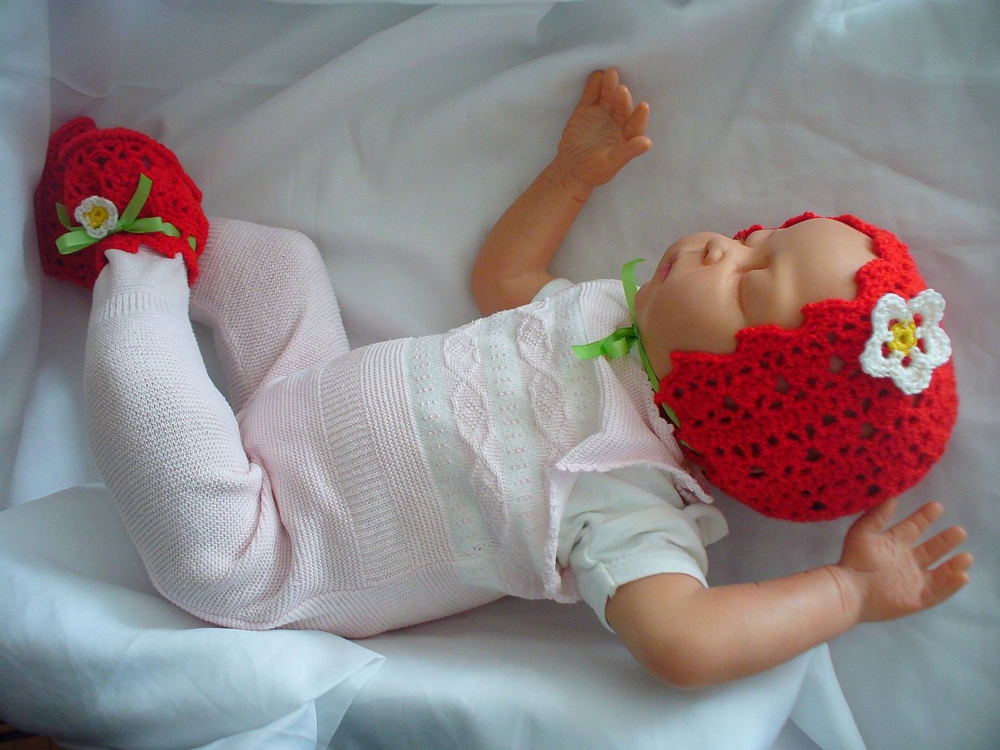 Kostenlose Häkelanleitung für Erdbeer Babyschuhe