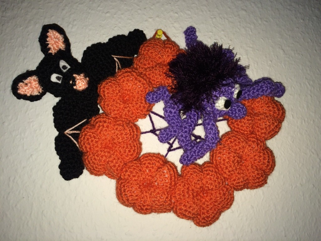 Kostenlose Häkelanleitung - Halloween Dekokranz Türkranz - Spinne und Fledermaus