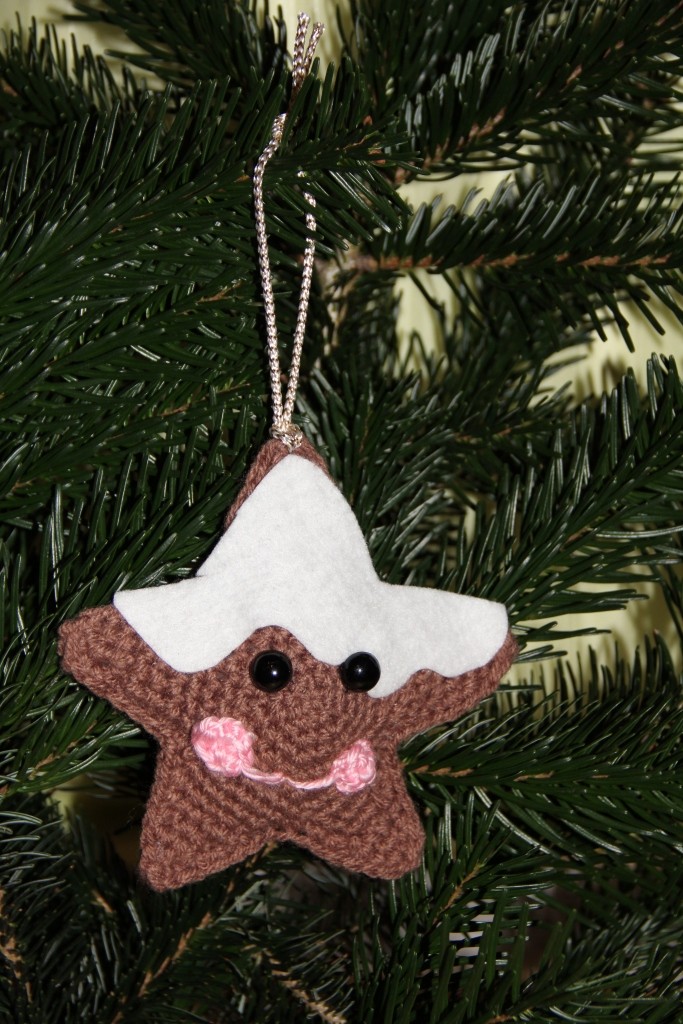 Kostenlose Häkelanleitung - Kleine gehäkelte Lebkuchenanhänger