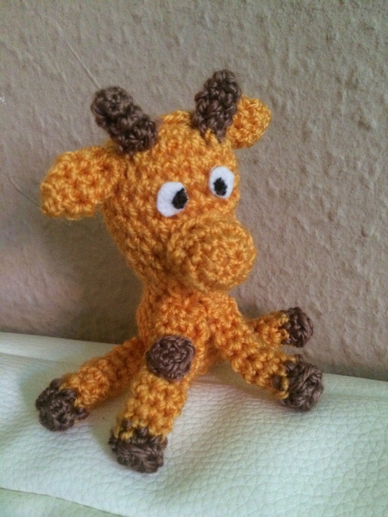 Kostenlose Häkelanleitung - Kleine Giraffe - Schlüsselanhänger Taschenbaumler