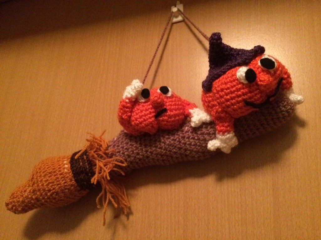 Kostenlose Häkelanleitung - Kleine Kürbise auf dem Besen - Türdeko - Halloweendeko