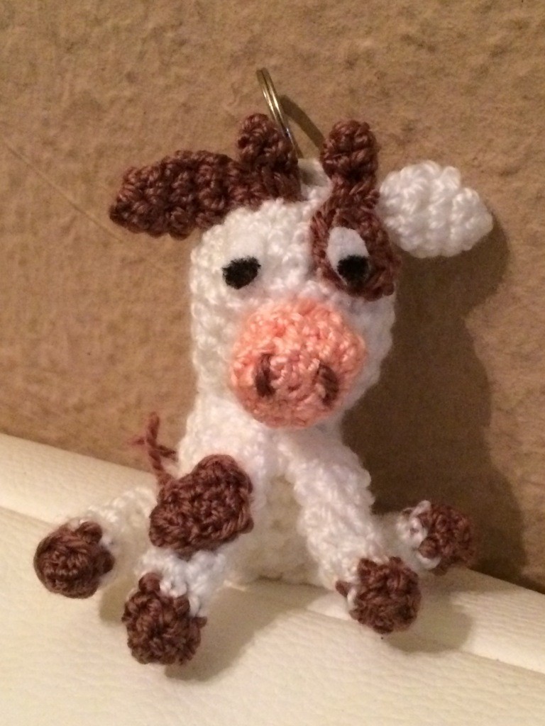 Kostenlose Häkelanleitung - Kleine Kuh -Schlüsselanhänger Taschenbaumler