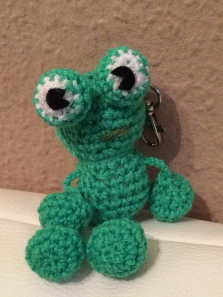 Kostenlose Häkelanleitung - Kleiner Frosch Schlüsselanhänger Taschenbaumler