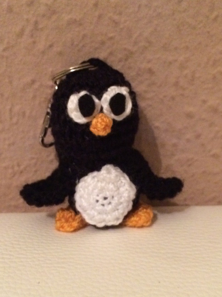 Kostenlose Häkelanleitung - kleiner Pinguin - Schlüsselanhänger - Taschenbaumler