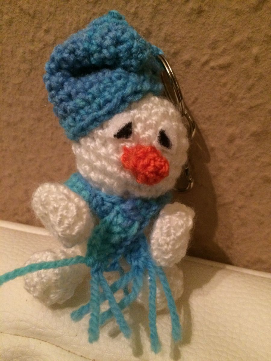 Kostenlose Häkelanleitung - kleiner Schneemann - Schlüsselanhänger . Taschenbaumler