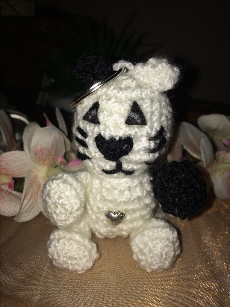 Kostenlose Häkelanleitung - Kleines Kätzchen Schlüsselanhänger Taschenbaumler