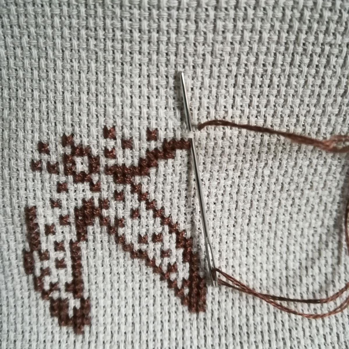 Blog-Inhaltsbild für 'Mein Trick, wie ich Handtücher (auch große) bequem per Hand besticke ohne Stickrahmen und ohne mir Frotteschlaufen aus dem Gewebe zu ziehen'