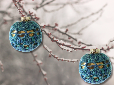 Blog-Inhaltsbild für 'Kostenlose Häkelanleitung für Weihnachtskugelumhüllung im Freiform-Stil'