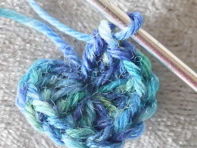 Blog-Inhaltsbild für 'Kostenlose Häkelanleitung für Weihnachtskugelumhüllung im Freiform-Stil'