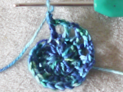 Blog-Inhaltsbild für 'Kostenlose Häkelanleitung für Weihnachtskugelumhüllung im Freiform-Stil'