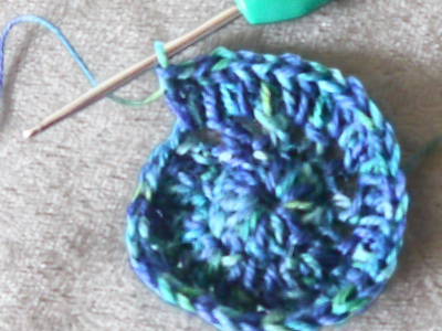 Blog-Inhaltsbild für 'Kostenlose Häkelanleitung für Weihnachtskugelumhüllung im Freiform-Stil'