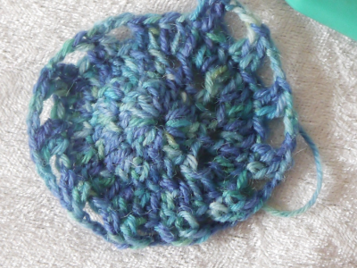 Blog-Inhaltsbild für 'Kostenlose Häkelanleitung für Weihnachtskugelumhüllung im Freiform-Stil'