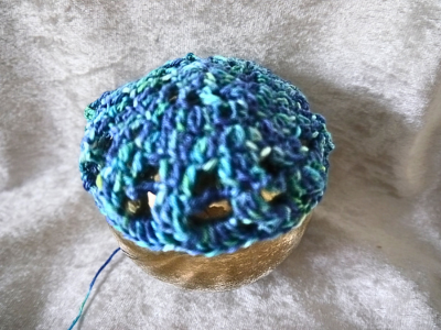 Blog-Inhaltsbild für 'Kostenlose Häkelanleitung für Weihnachtskugelumhüllung im Freiform-Stil'