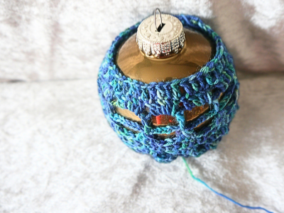 Blog-Inhaltsbild für 'Kostenlose Häkelanleitung für Weihnachtskugelumhüllung im Freiform-Stil'