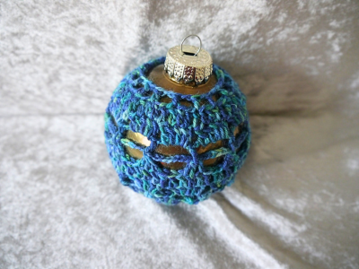 Blog-Inhaltsbild für 'Kostenlose Häkelanleitung für Weihnachtskugelumhüllung im Freiform-Stil'