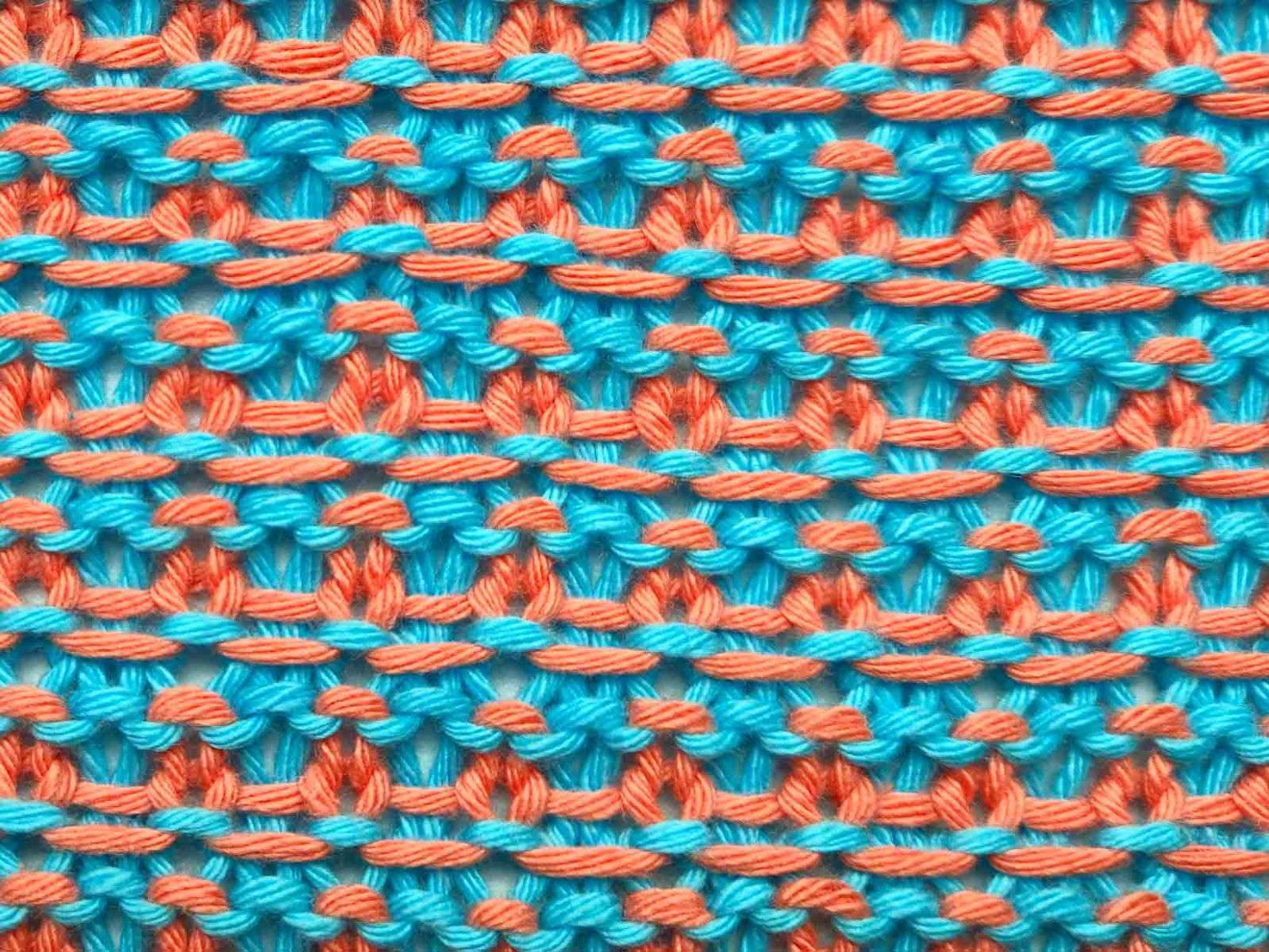 Das Bild zeigt die zweifarbig gestrickte Rückseite des Topflappens.