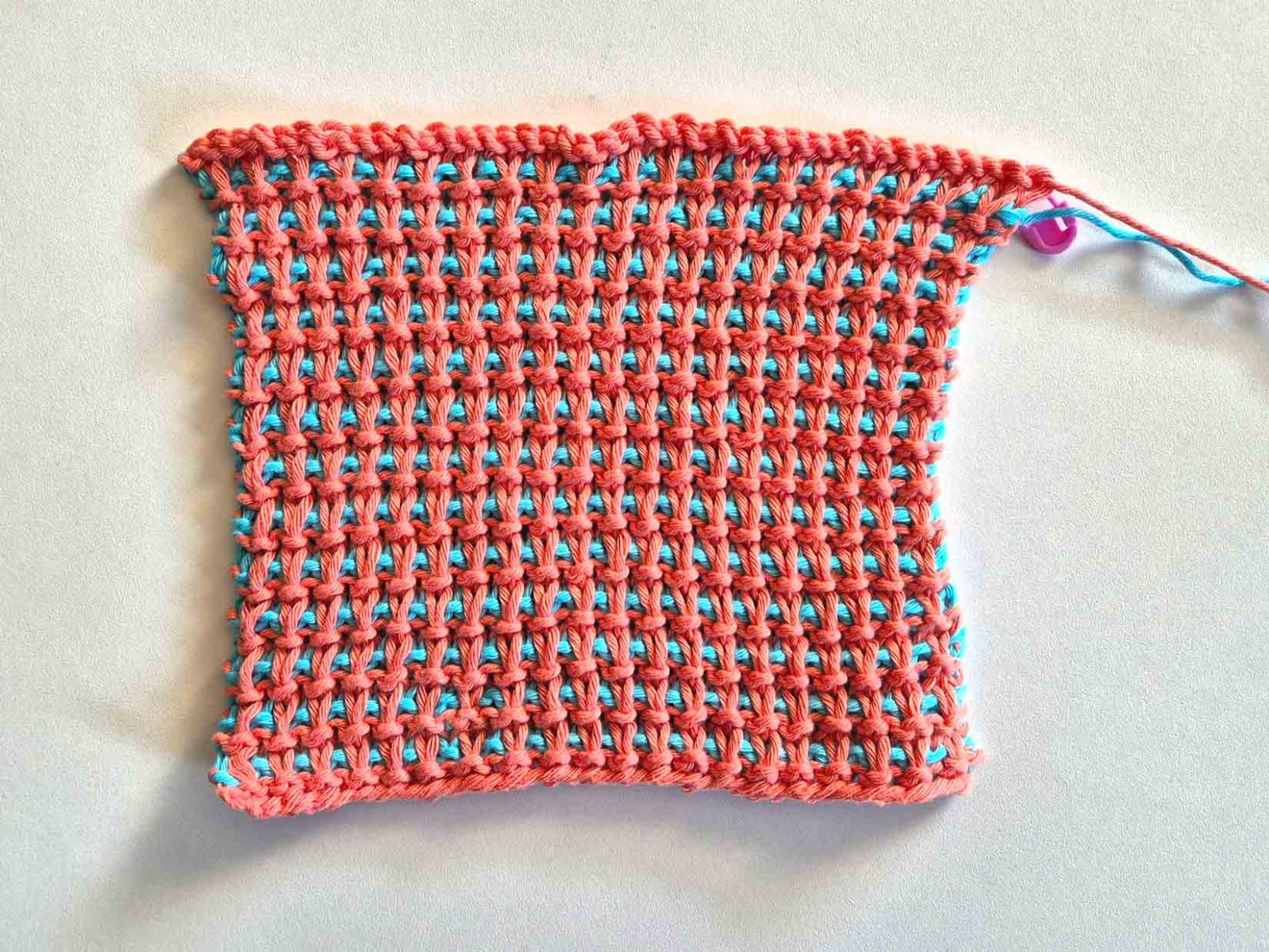 Mein zweiter Topflappen mit Farbwechsel und direkt nach dem Stricken (ohne Umrandung, ohne Spannen):