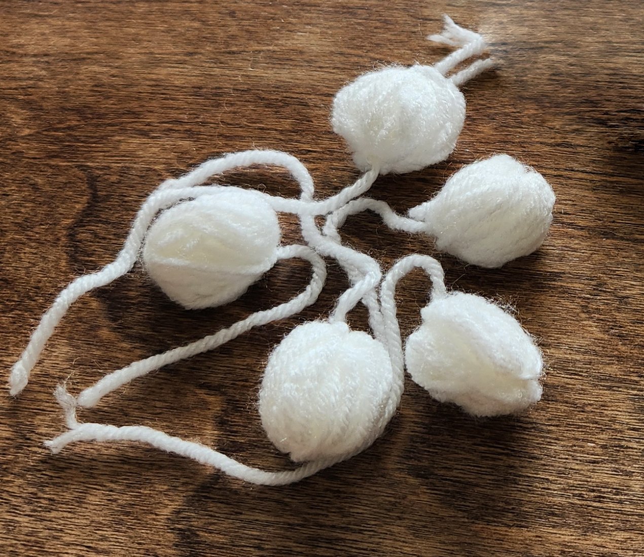 Blog content image for 'Einfache DIY-Gänseblumen – Kein Häkeln oder Stricken nötig! Ideal für Taschen & Cardigans'