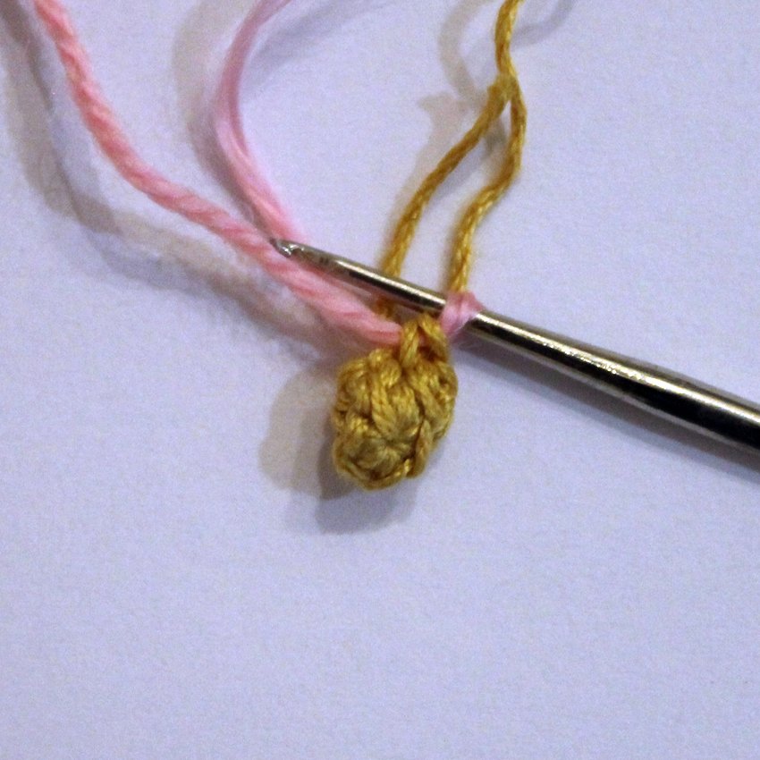 Поросёнок новогодний. Елочная игрушка. Описание вязания крючком.