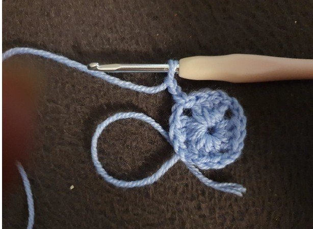 Blog-Inhaltsbild für 'Blumenpflücker-Trösterbärchen – liebevolles Schnuffeltuch | kostenlose Häkelanleitung'