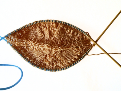 Blog-Inhaltsbild für 'Kostenlose Strickanleitung für rautenförmiges Deckchen'