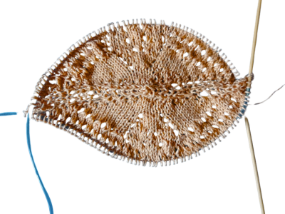 Blog-Inhaltsbild für 'Kostenlose Strickanleitung für rautenförmiges Deckchen'