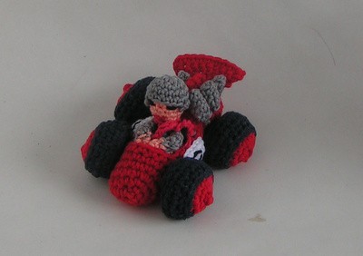 Rennfahrer zum Rennauto - kostenlose Häkelanleitung