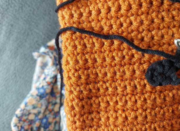 Blog-Inhaltsbild für 'Kostenlose Häkelanleitung: Flaschenhülle Kürbis – Das perfekte Halloween-Mitbringsel'