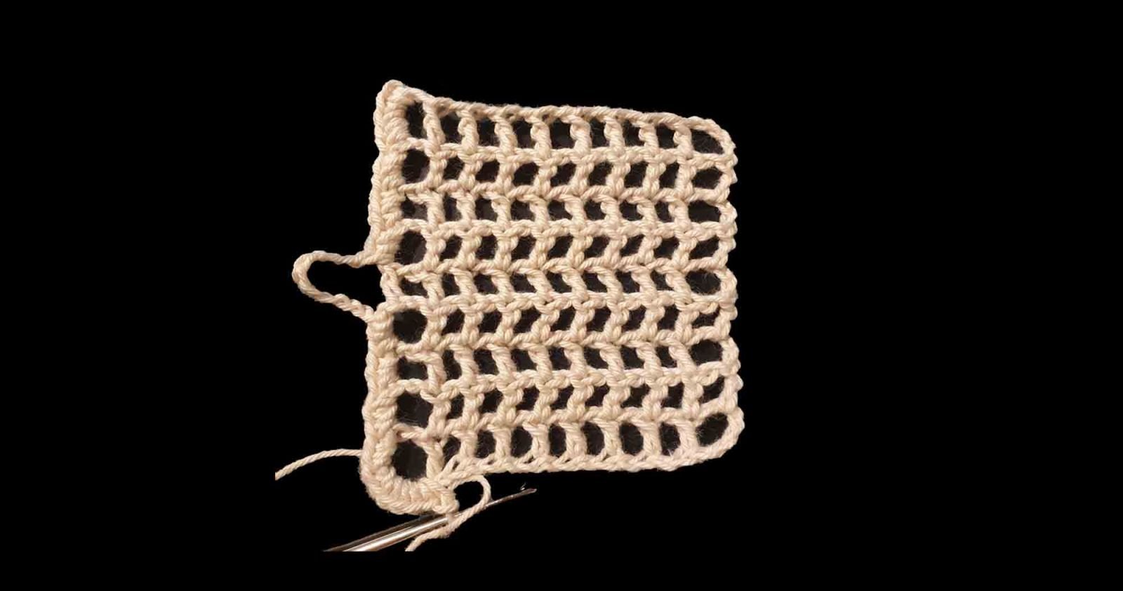 Das gehäkelte Gitter wird umhäkelt.